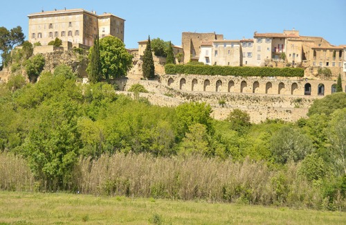 Lauris Apartment | Luberon - Elegant Private/Privé Studio with aircon/clim - free wifi
