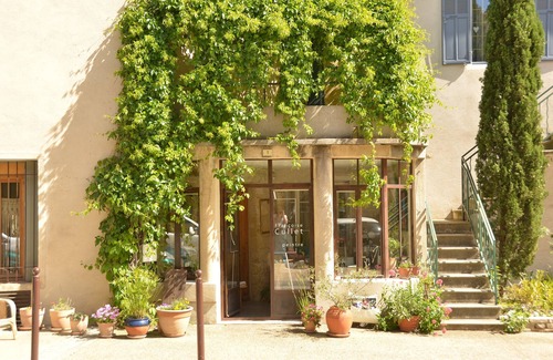 Lauris Apartment | Luberon - Elegant Private/Privé Studio with aircon/clim - free wifi