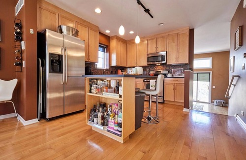 Southeast Omaha House | Lucia Townhouse- 3 min to Downtown! Covered porch, 3 bed/3 bath, garage!
