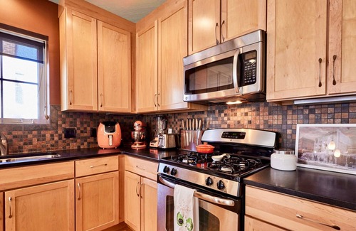 Southeast Omaha House | Lucia Townhouse- 3 min to Downtown! Covered porch, 3 bed/3 bath, garage!