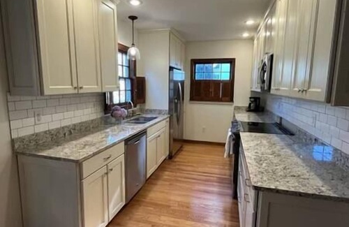 South Bend House | Luck of the Irish - 4 bedroom house, 1.5 miles to Notre Dame