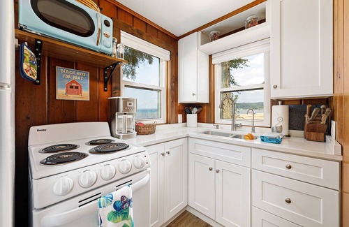 Traverse City Cottage | Lucky #7 @ Lakeshore Resort