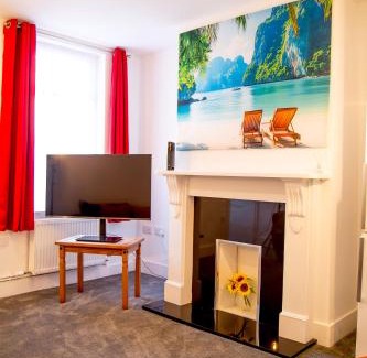 Barrow-in-Furness House | Lucky Home 15 - Ideal for Trade & Family - 2 Bedrooms - 2 Beds - Max 4 Guests - Close to BAE, Docks, Lake District, Beaches