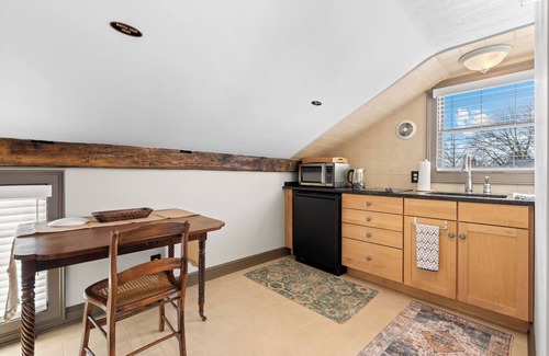 Hudson Bed & Breakfast | Lucy's House c. 1837/Heart of Downtown Hudson - Private Art Gallery Excluded