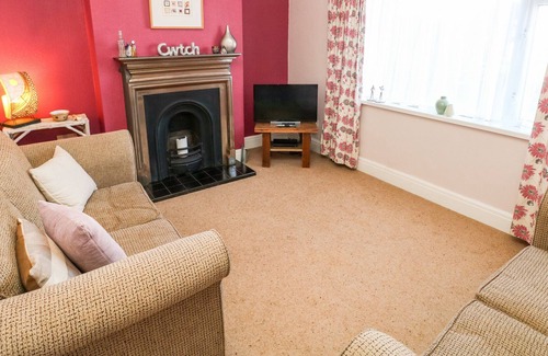 Llanrhidian Higher Cottage | LUDGATE, pet friendly, with a garden in Crofty