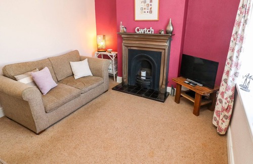 Llanrhidian Higher Cottage | LUDGATE, pet friendly, with a garden in Crofty