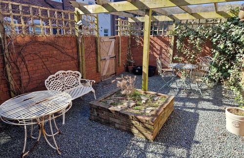Ludwel Apartment | LUDLOW – Linnet House: Townhouse with Parking, Central Location, Sleeps 8