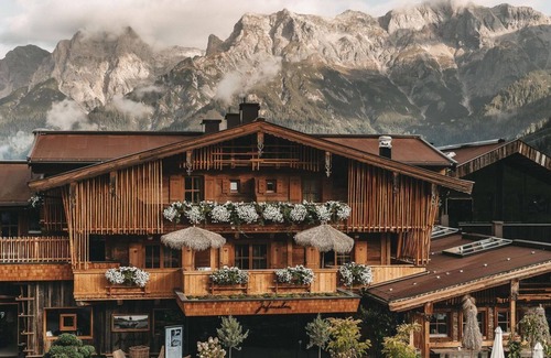 Maria Alm am Steinernen Meer House | Luftschloss ÜF - Jufenalm Boho Hotel & Restaurant