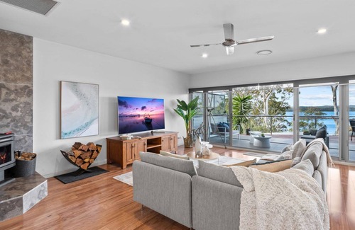 Silverwater House | Luminara Lago 6br Waterfront Retreat with Pool at Silverwater