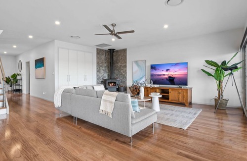 Silverwater House | Luminara Lago 6br Waterfront Retreat with Pool at Silverwater