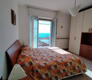 Varazze Apartment | Luminoso alloggio vista mare, comodo alla spiaggia
