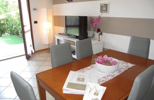 Rivoltella Apartment | Luminoso Trilocale con Piscina e Giardino privato