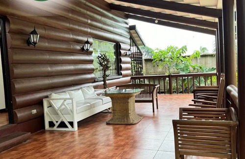 Tagaytay Cabin | Luntian log cabin with WiFi, AC in superb Tagaytay City