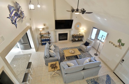Lower Grand Lagoon House | 🌴Lush backyard, vaulted open concept, quiet,7 min walk 2 beach, plenty parking!