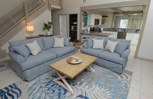 Lower Grand Lagoon House | 🌴Lush backyard, vaulted open concept, quiet,7 min walk 2 beach, plenty parking!