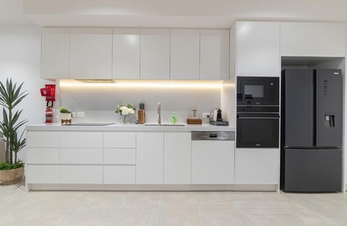 Bokarina Apartment | Lush Beachfront Living with Parking, Pool and BBQ