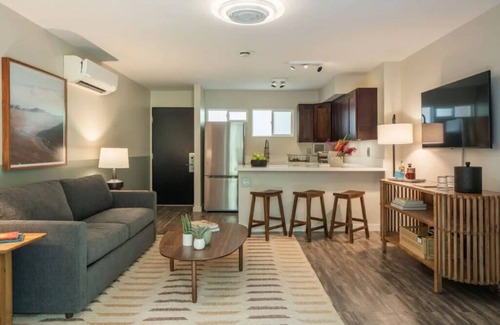 Historic Kailua Village House | Lush Garden Retreat l Pool, Urban Bikes & Curated Island Experiences