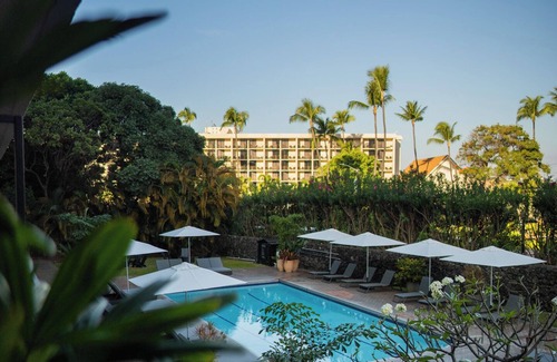 Historic Kailua Village House | Lush Garden Retreat l Pool, Urban Bikes & Curated Island Experiences
