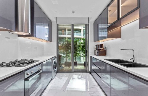 Business Bay Apartment | Lush Living w jacuzzi and Burj Khalifa view