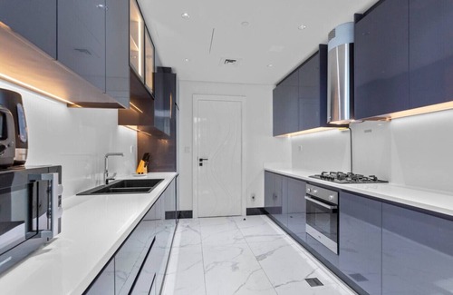 Business Bay Apartment | Lush Living w jacuzzi and Burj Khalifa view
