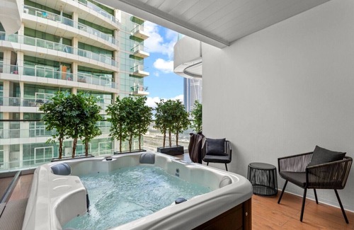 Business Bay Apartment | Lush Living w jacuzzi and Burj Khalifa view
