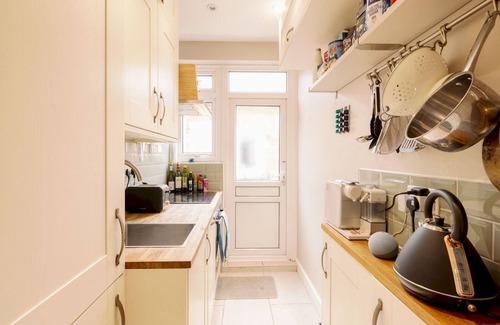 High Street Apartment | Lush Retreat with Garden