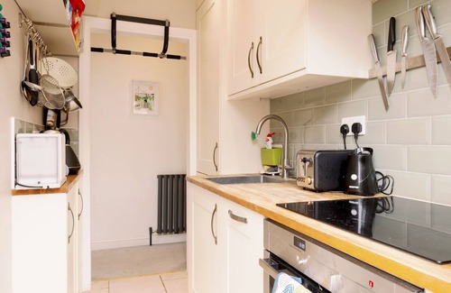 High Street Apartment | Lush Retreat with Garden