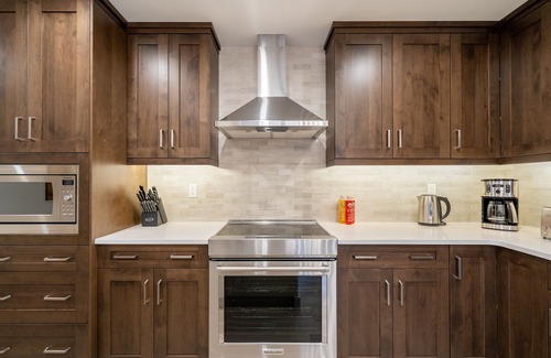 Canmore Condo | *LUX* 1 BR King Condo DT Canmore, Heated Parking, Hot tub