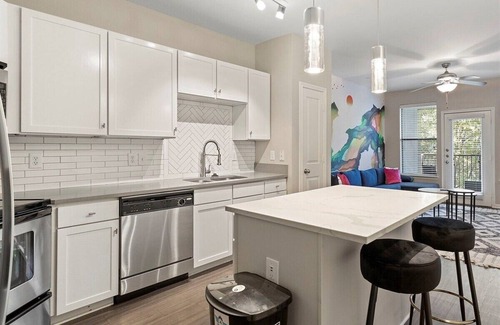 St. Edwards Apartment | Lux 1B near Downtown! Comfy King Bed,Fast WiFi,Gym