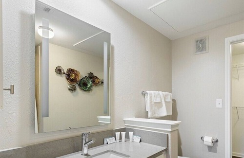 St. Edwards Apartment | Lux 1B near Downtown! Comfy King Bed,Fast WiFi,Gym