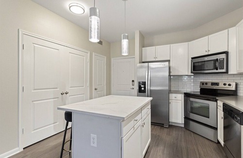 St. Edwards Apartment | Lux 1B near Downtown! Comfy King Bed,Fast WiFi,Gym