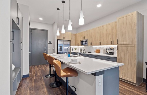 North Burnet Apartment | Lux 1BR Alongside Q2 & Domain With Pool, Gym and Free Parking