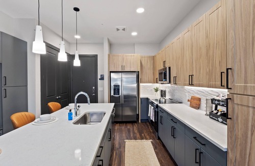 North Burnet Apartment | Lux 1BR Alongside Q2 & Domain With Pool, Gym and Free Parking