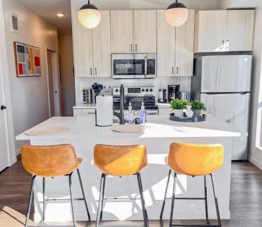 St. Anthony West Apartment | Lux 2BD Sofa Bed DT &UMN GYM Free Street parking