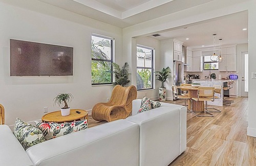 West Palm Beach Cottage | LUX 2BR 2BA Iconic Architectural Collections