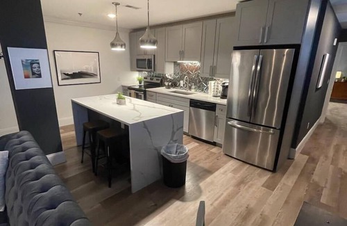 Near Southside Apartment | Lux 2BR Lafayette Square