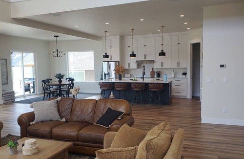 Sunland Estates House | Lux 3 bdrm/3 bath sleeps 8 in George, Wa near Gorge Amphitheater & Wine Country