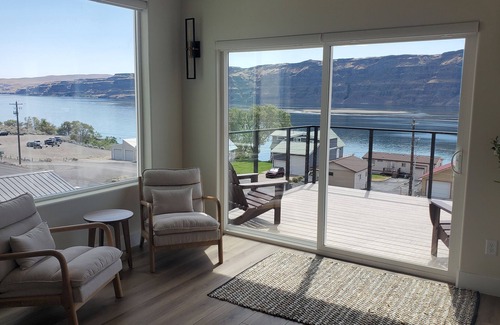 Sunland Estates House | Lux 3 bdrm/3 bath sleeps 8 in George, Wa near Gorge Amphitheater & Wine Country