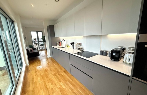 St. Mary's Park Apartment | Lux 3-Bedroom Battersea Penthouse w/3 Private Balconies near Clapham, Nine Elms