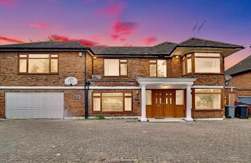 Brent Apartment | Lux 5 Bed sleeps 11, 10 mins from Wembley Stadium, Jacuzzi and Steam Shower