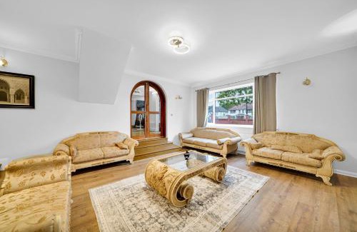 Brent Apartment | Lux 5 Bed sleeps 11, 10 mins from Wembley Stadium, Jacuzzi and Steam Shower