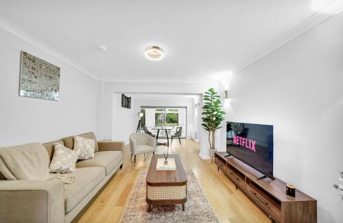 Brent Apartment | Lux 5 Bed sleeps 11, 10 mins from Wembley Stadium, Jacuzzi and Steam Shower