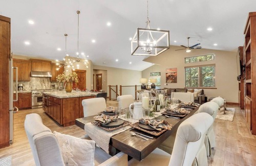 Country Club Estates Cabin | Lux Cabin | Hot Tub | Fire Pit