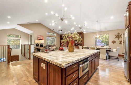 Country Club Estates Cabin | Lux Cabin | Hot Tub | Fire Pit