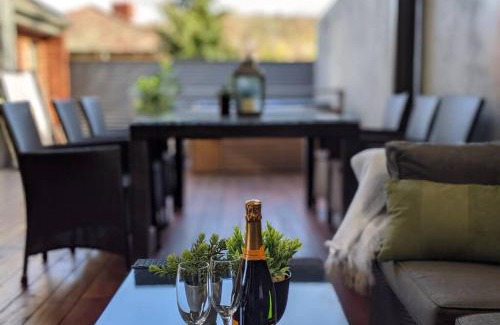 Albury Villa | Lux Central 3BR - outdoor spa
