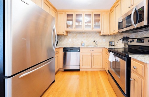 Central Hyde Park Condo | Lux Condo w POOL & Parking