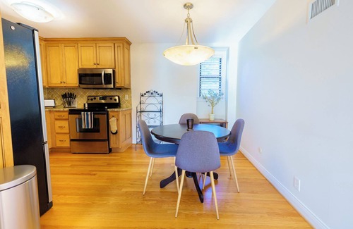 Central Hyde Park Condo | Lux Condo w POOL & Parking