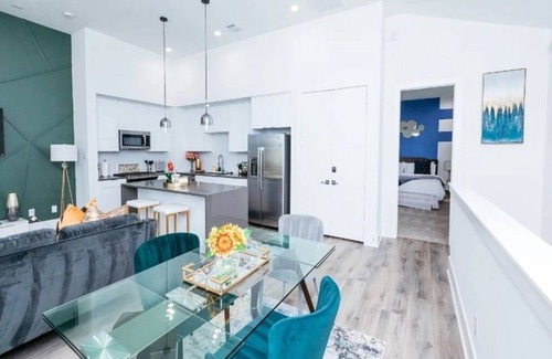 OST - South Union House | LUX & COZY Downtown Houston Home. 6 Mins to Med-Ctr & 8 Mins to NRG Stadium!