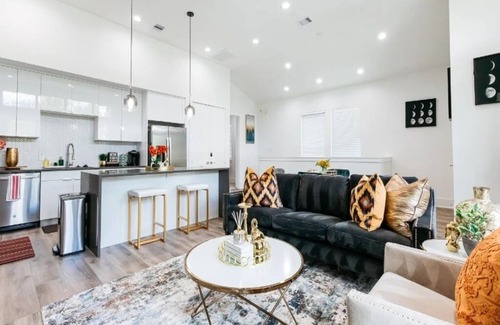 OST - South Union House | LUX & COZY Downtown Houston Home. 6 Mins to Med-Ctr & 8 Mins to NRG Stadium!