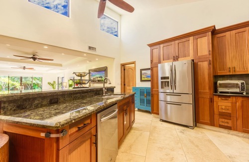 Kihei House | Lux family-friendly. Steps to beaches, restaurants & shopping.